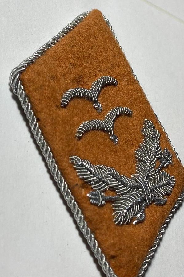 Z FACEBOOK AUCTION, Pair of Luftwaffe Signals Oberleutnant Officer Uniform Collar Tabs Insignia, STARTING BID $20 *