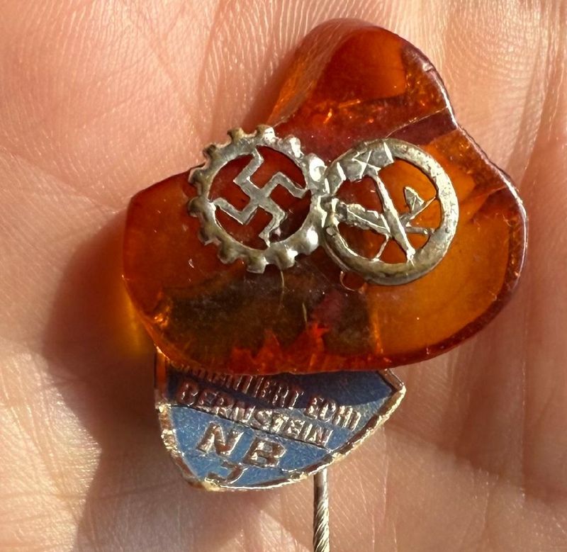 Z German DAF Deutsche Arbeits Front Amber Stickpin Lapel Badge w/ Maker Tag *