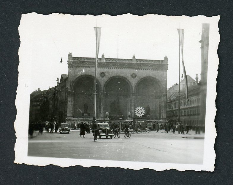 Z German Photo Feldherrnhalle In Munich with Large DAF Swastika On Display *