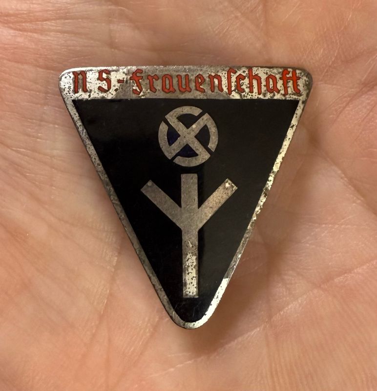 Z German Third Reich &quot;N.S. Fraunenschaft&quot; Badge *
