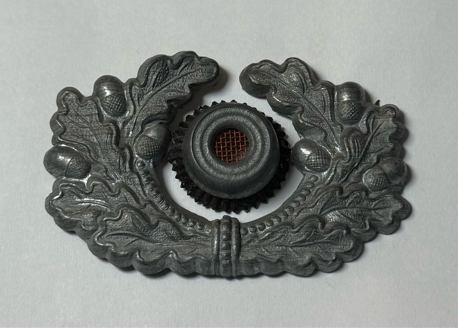 Z FACEBOOK AUCTION - German Army Visor Cap Wreath &amp; Cockade, Metal DRGM 1429574, STARTING BID $10*