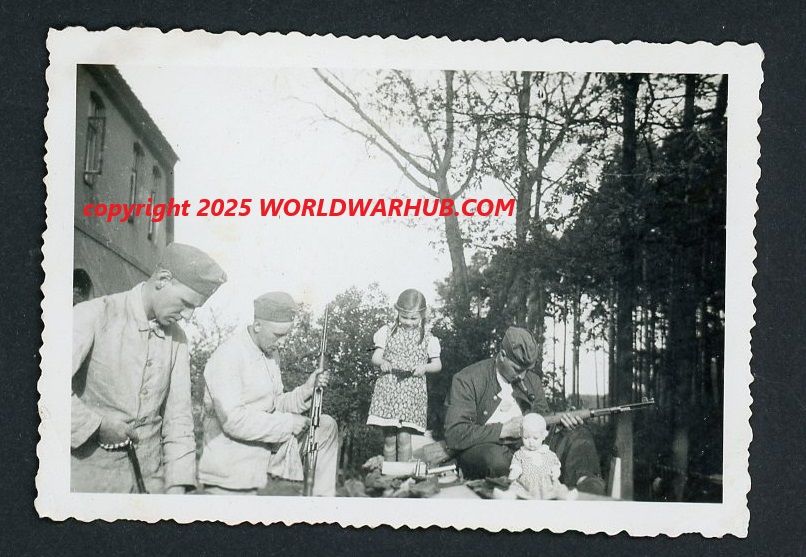 Z FACEBOOK AUCTION - German WW2 Photo - Little Girl &amp; Her Doll Help Soldiers Clean Mauser Battle Rifles, STARTING BID $5 *