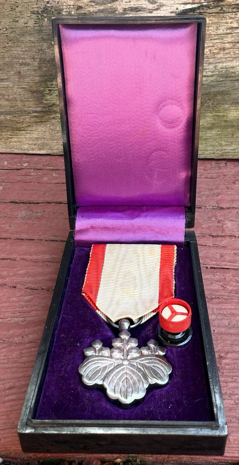 Z FACEBOOK AUCTION - Cased Japanese Order of The Rising Sun 8th Class Medal, Starting Bid $30 *