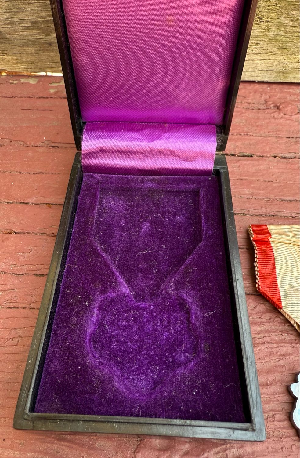 Z FACEBOOK AUCTION - Cased Japanese Order of The Rising Sun 8th Class Medal, Starting Bid $30 *