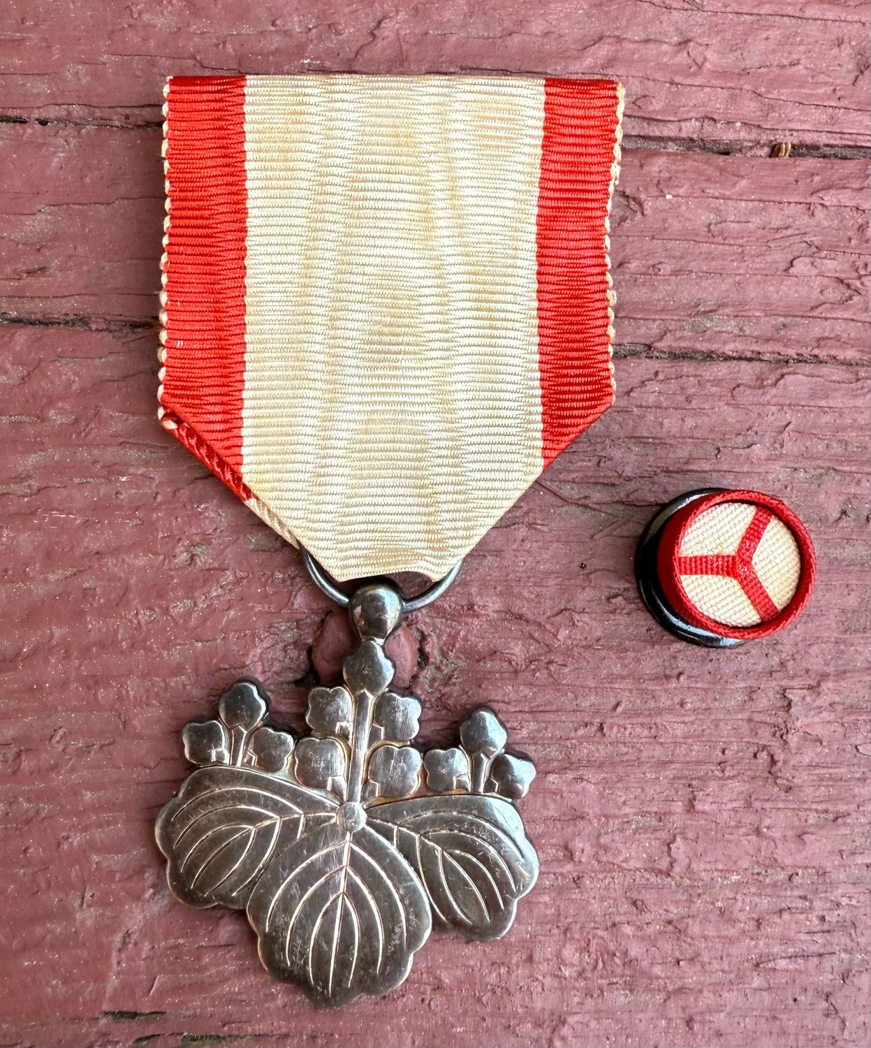 Z FACEBOOK AUCTION - Cased Japanese Order of The Rising Sun 8th Class Medal, Starting Bid $30 *
