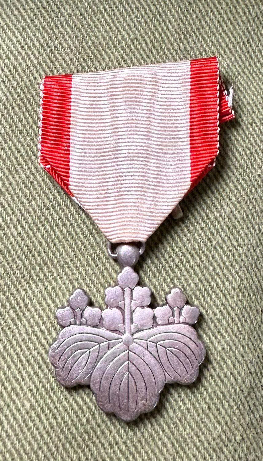 Z FACEBOOK AUCTION - Japanese Order of The Rising Sun 8th Class medal, Japan, WW2, STARTING BID $5 *