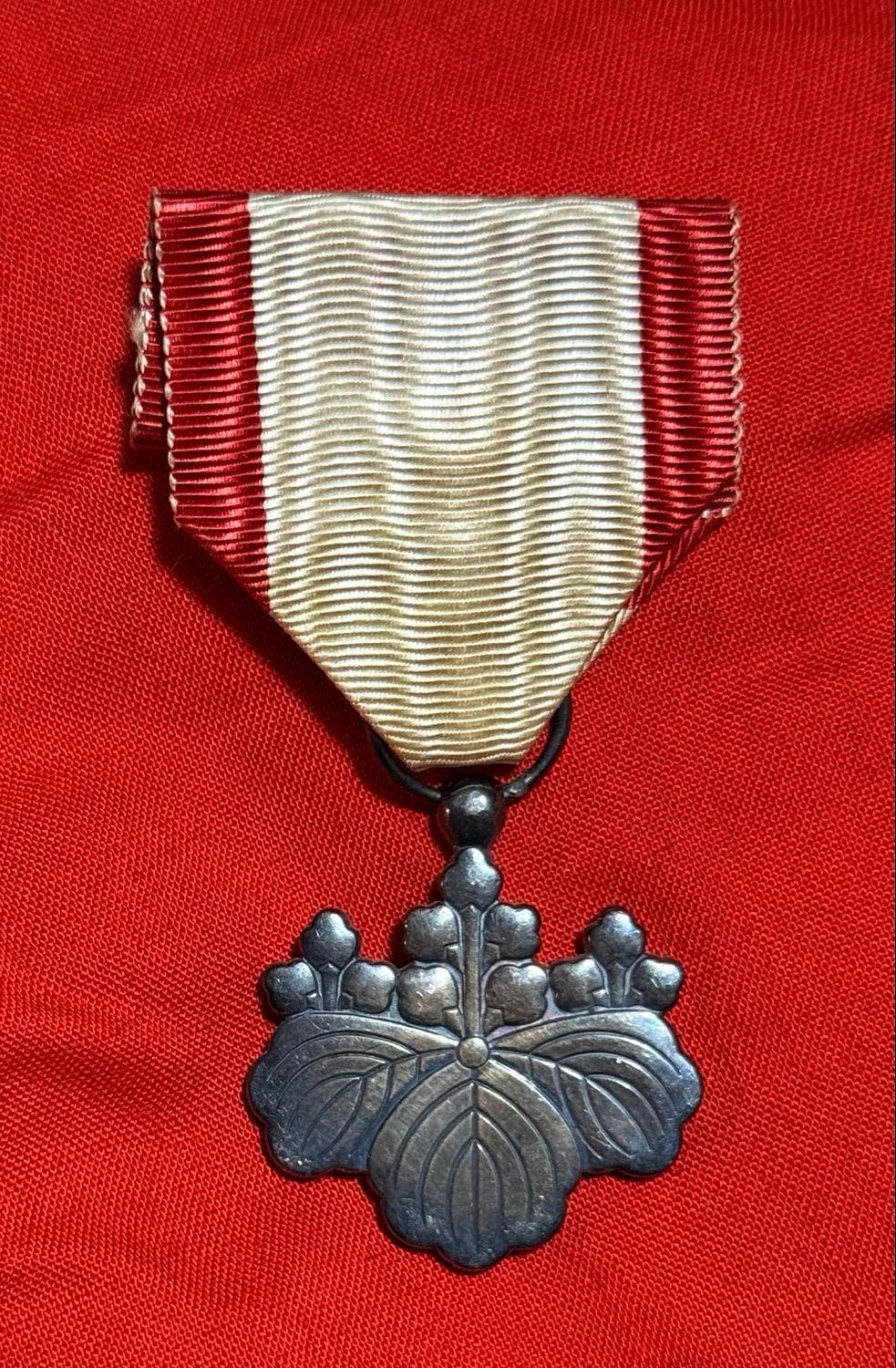 Z FACEBOOK AUCTION - Japanese Order of The Rising Sun 8th Class Medal WW2 Japan, Starting Bid $10 *
