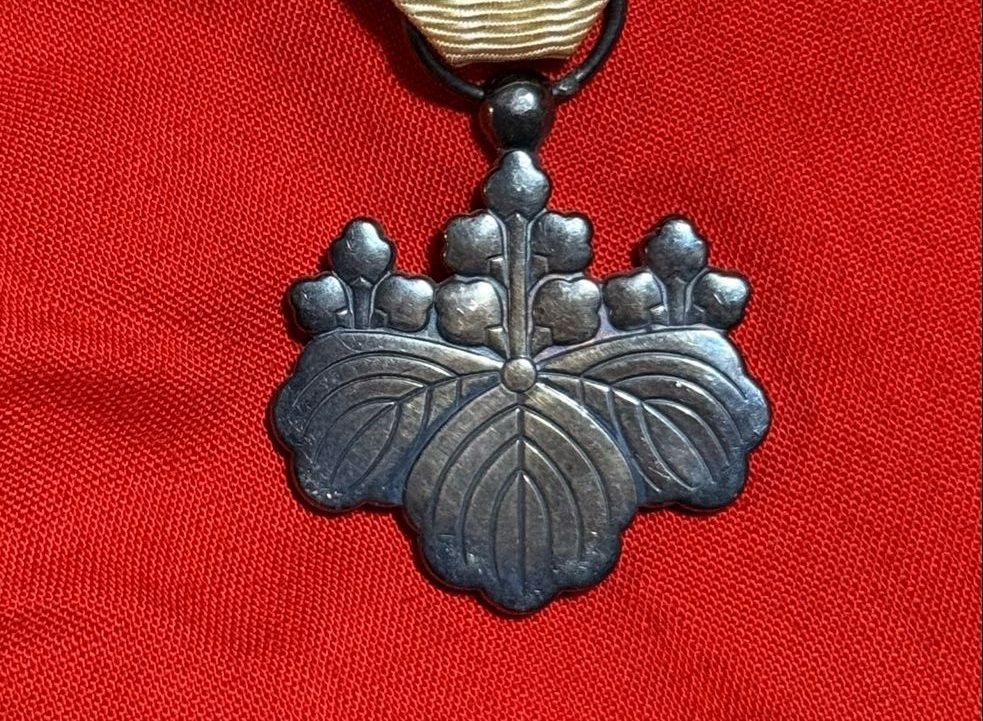 Z FACEBOOK AUCTION - Japanese Order of The Rising Sun 8th Class Medal WW2 Japan, Starting Bid $10 *