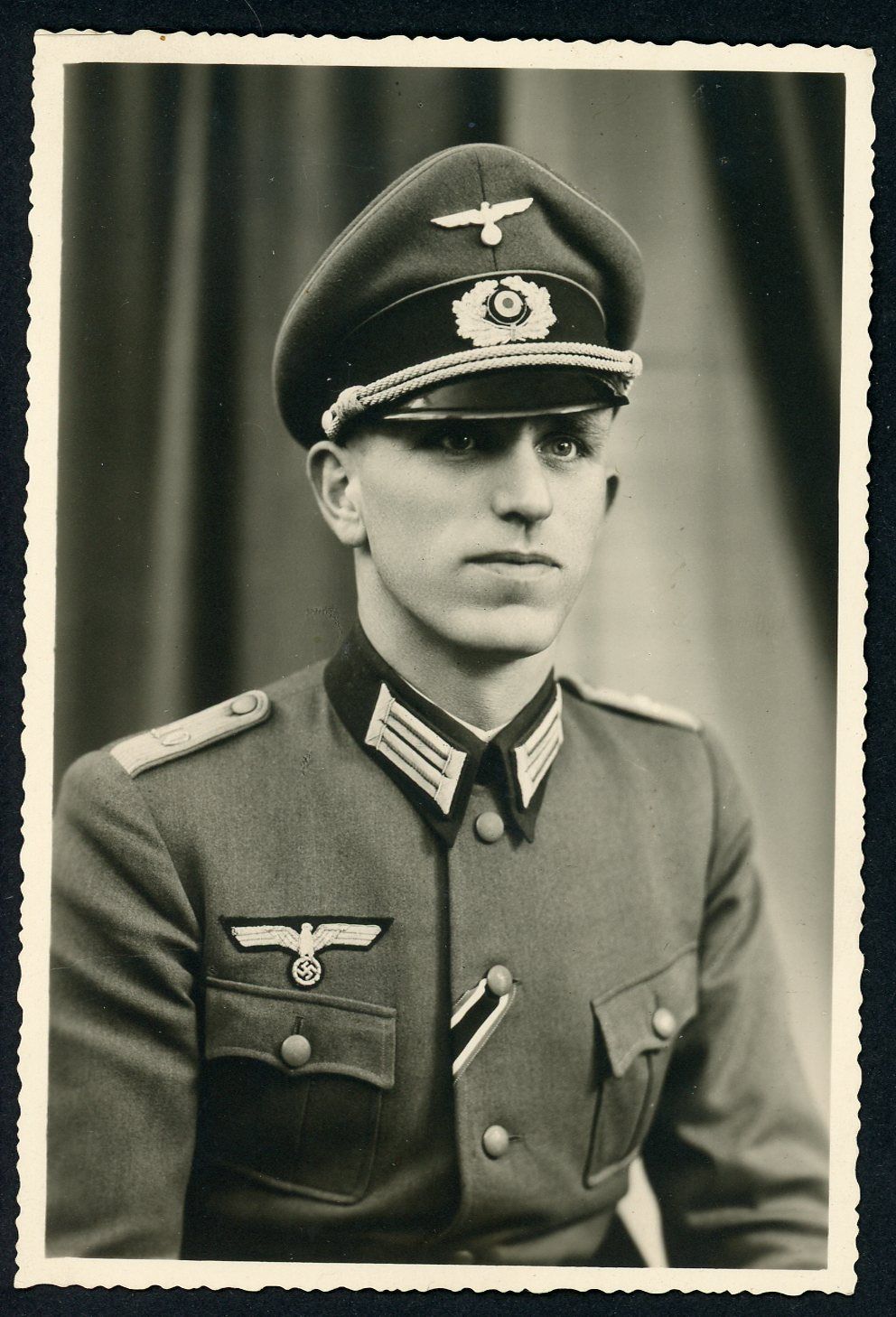Z FACEBOOK AUCTION, German WW2 Portrait Photo Wehrmacht Officer In Visor Cap, KVK2 Ribbon, STARTING BID $2