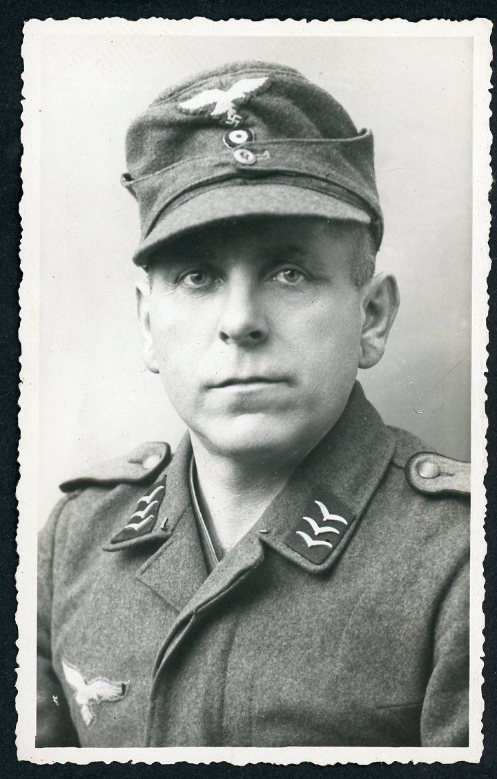 Z FB AUCTION - Luftwaffe Flak Soldat In Single Button M43 Field Hat German WW2 Portrait Photo