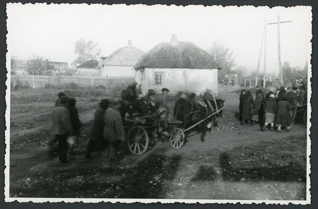 Z FB AUCTION - Road To Nowhere - Eastern Front Villagers Forced From Their Homes German Photo