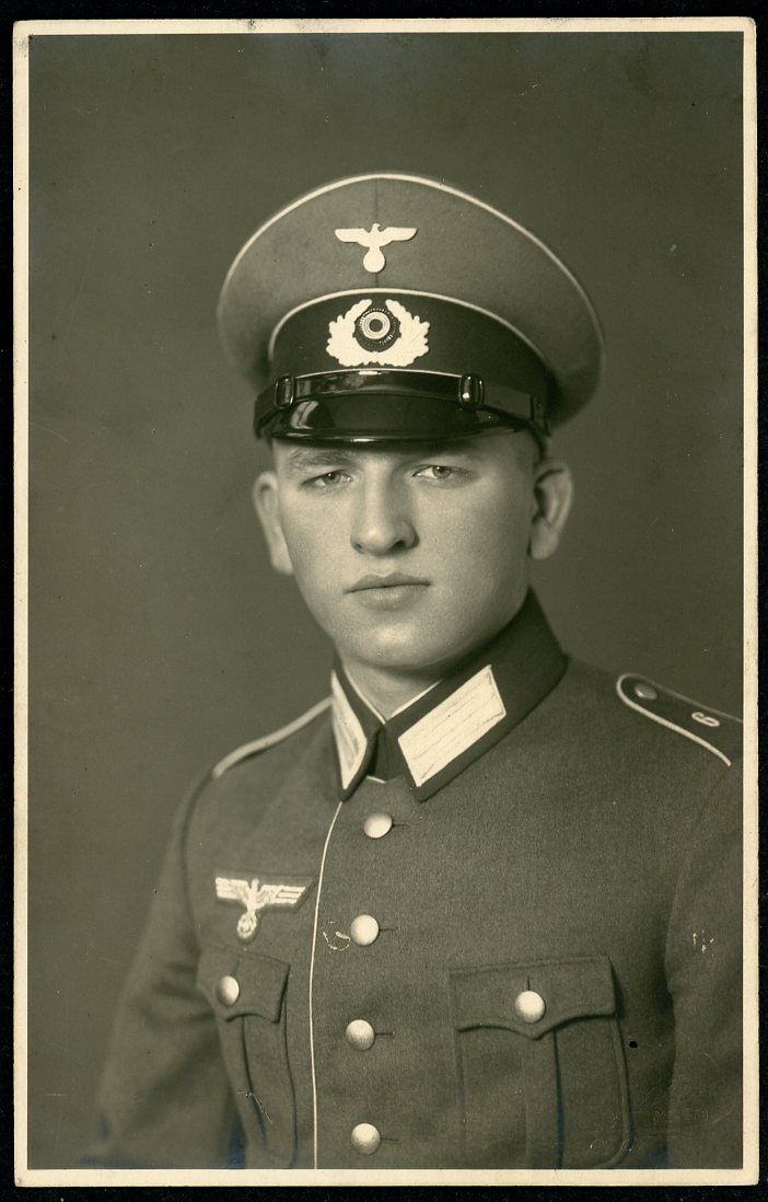 German WW2 Heer Soldier Portrait Photo, First Pattern Visor Cap Eagle, Regiment 6 Shoulder Boards