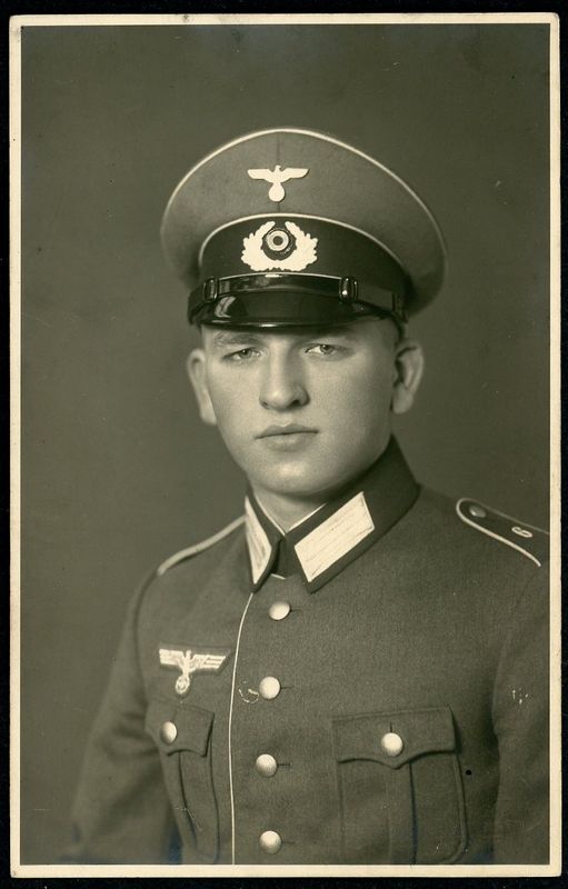 German WW2 Heer Soldier Portrait Photo, First Pattern Visor Cap Eagle, Regiment 6 Shoulder Boards