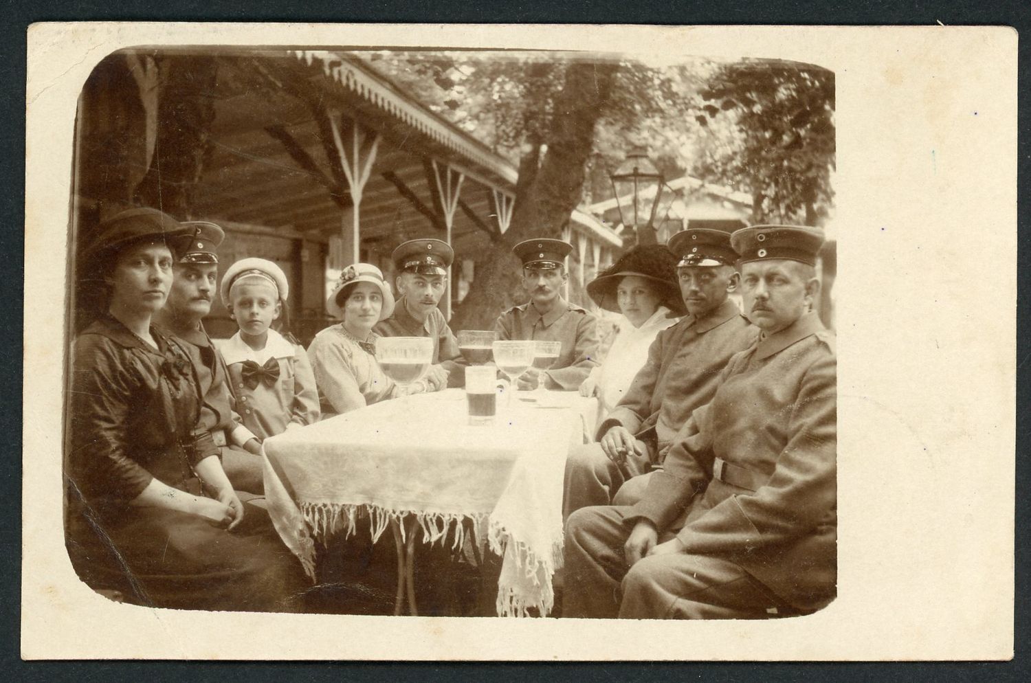 German WW1 Photo Soldiers in Visor Caps Enjoy Massive Sized Beers w/ Frauleins