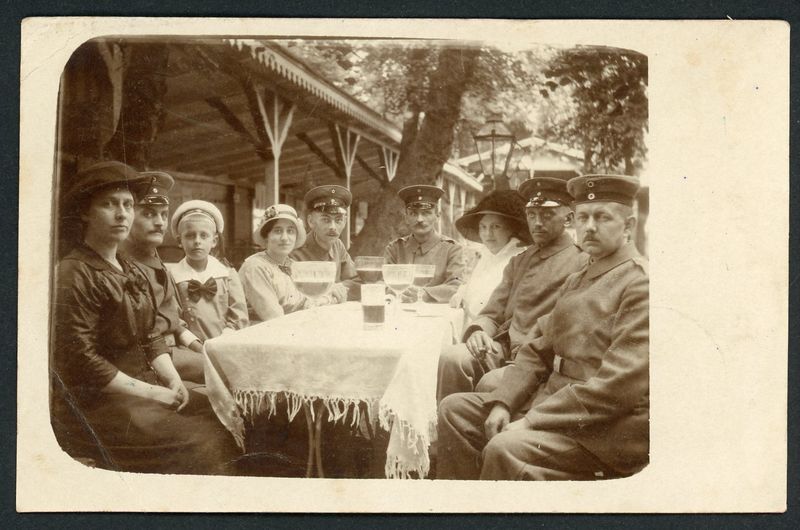 German WW1 Photo Soldiers in Visor Caps Enjoy Massive Sized Beers w/ Frauleins