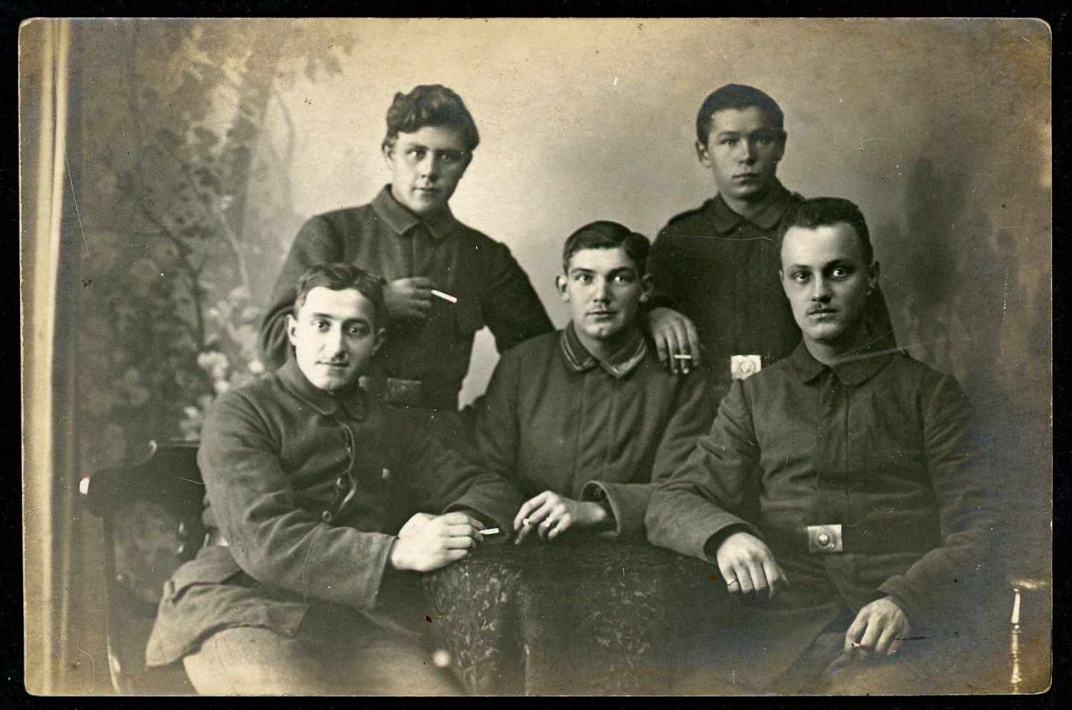 Z FB AUCTION - Survivors! 5 German WW1 Soldiers Group Portrait Photo 1 Year Later November 1919