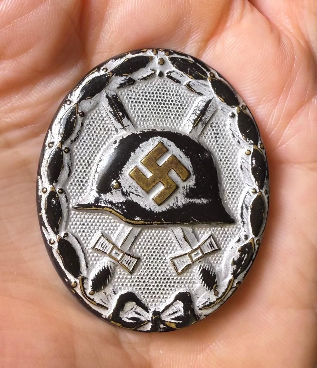 Z FACEBOOK AUCTION - German WW2 Black Wound Badge With Silver Front - STARTING BID $25 *