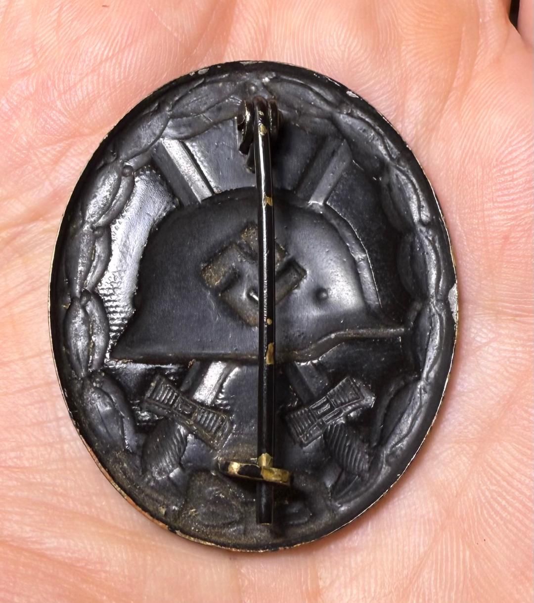 Z FACEBOOK AUCTION - German WW2 Black Wound Badge With Silver Front - STARTING BID $25 *