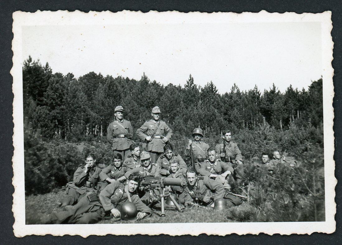 Z FACEBOOK AUCTION - German WW2 Photo Heer Soldiers in M43 Field Hats + MG-08 Machine Gun - STARTING BID $5