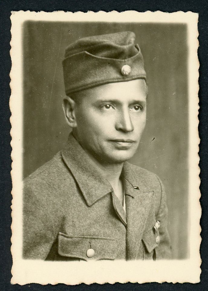 Z FACEBOOK AUCTION - German SS-VT Soldier Portrait Photo, Round Metal Skull Overseas Hat Badge
