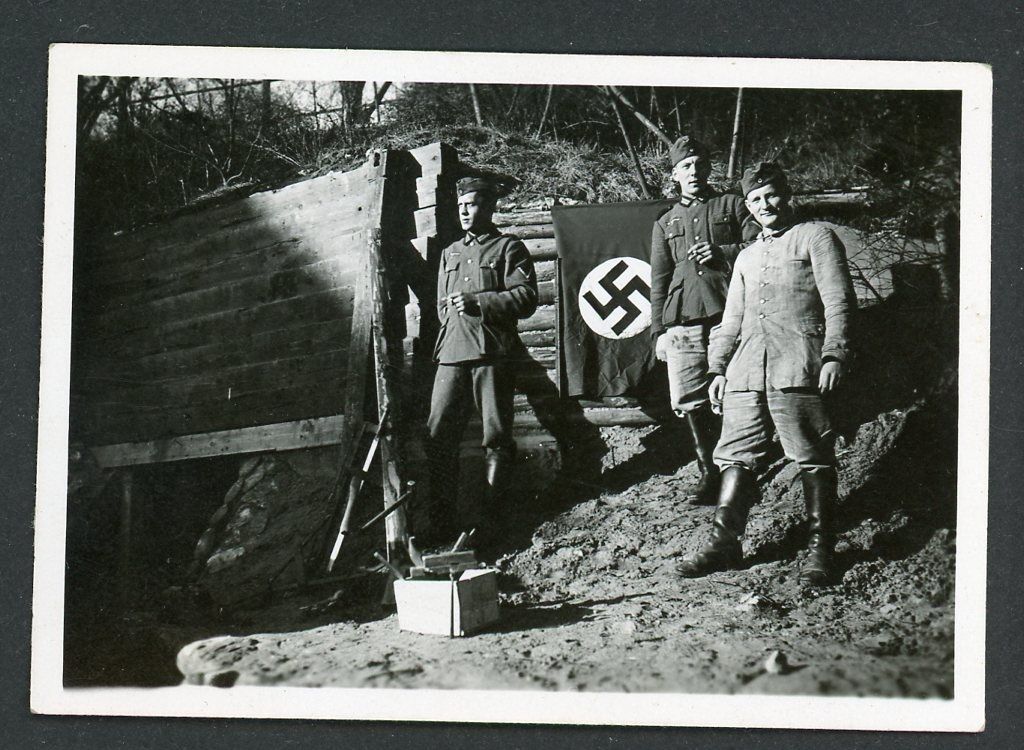 Z FACEBOOK AUCTION - German WW2 Photo, Soldiers Im Feld w/ Partei Swaz Banner Flag Displayed