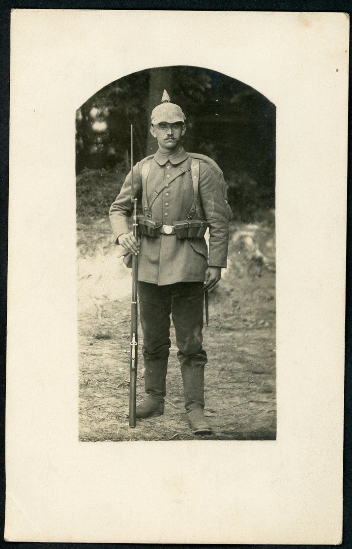 Z FACEBOOK AUCTION - German WW1 Portrait Photo - Soldier in Spike Helmet M1888 Rifle with Fixed Bajonnet 1915