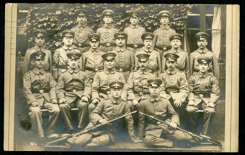 German WW1 Photo Soldiers Of All Ages Group Portrait + Mauser G98 Battle Rifles 1915