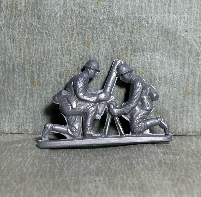 German WW2 WHW Toy Soldier German Army Mortar Gun Crew In Action, Winter Relief Donation Piece