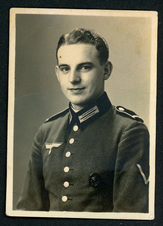 Z FACEBOOK AUCTION - German WW2 Portrait Photo Wehrmacht Soldier with Shiny New Black Wound Badge on Uniform