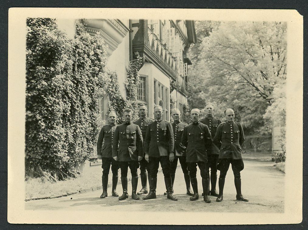 FACEBOOK AUCTION - German Weimar Interwar Photo, Army Officers + Bahnpolizei Railway Police Group Photo, Iron Cross 1st Class Medals On Tunics