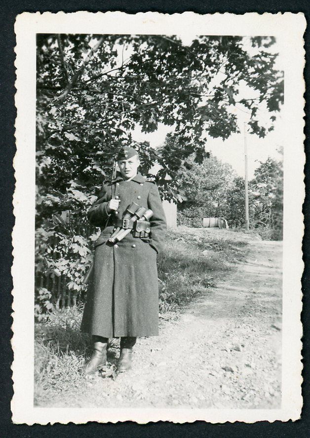 FACEBOOK AUCTION - German WW2 Photo - Soldier With 3 Potato Masher Stick Grenades Stuffed Under His Belt !!