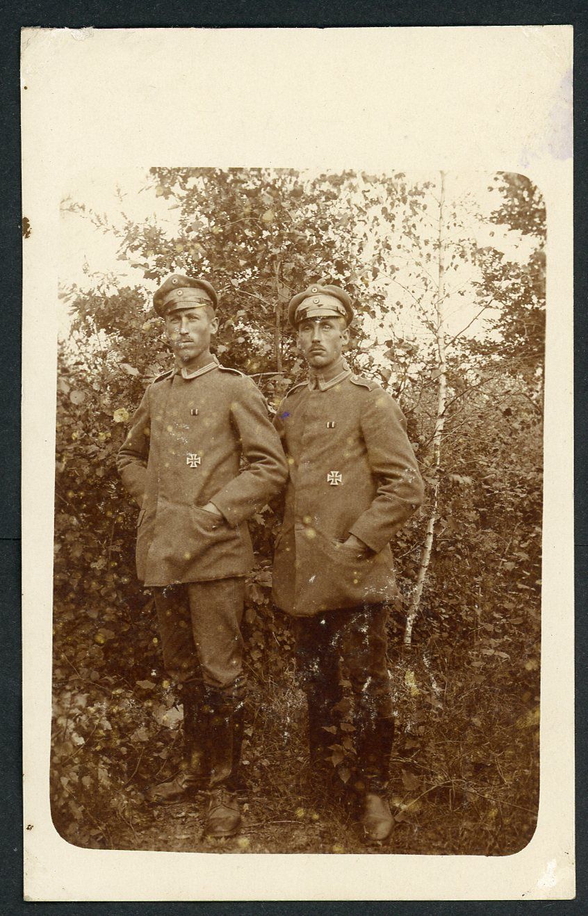 FACEBOOK AUCTION - German WW1 Photo - 2 Army Sergeants Pose In 1914, Each With Iron Cross 1st Class Medal