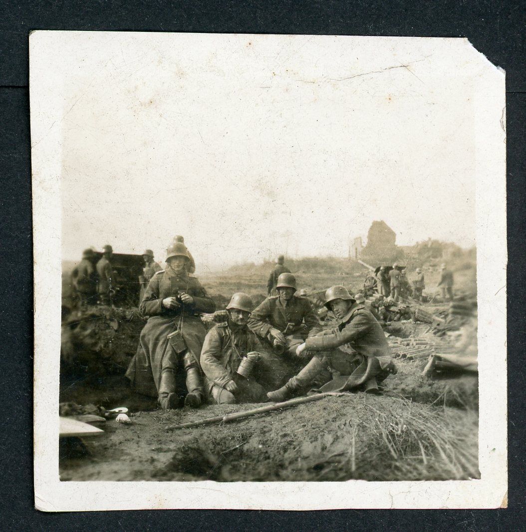 FACEBOOK AUCTION - Perhaps The BEST German WW1 Photo You&#39;ll See - M16 Helmet Clad Soldiers Group Pose Near Artillery Guns In Action!