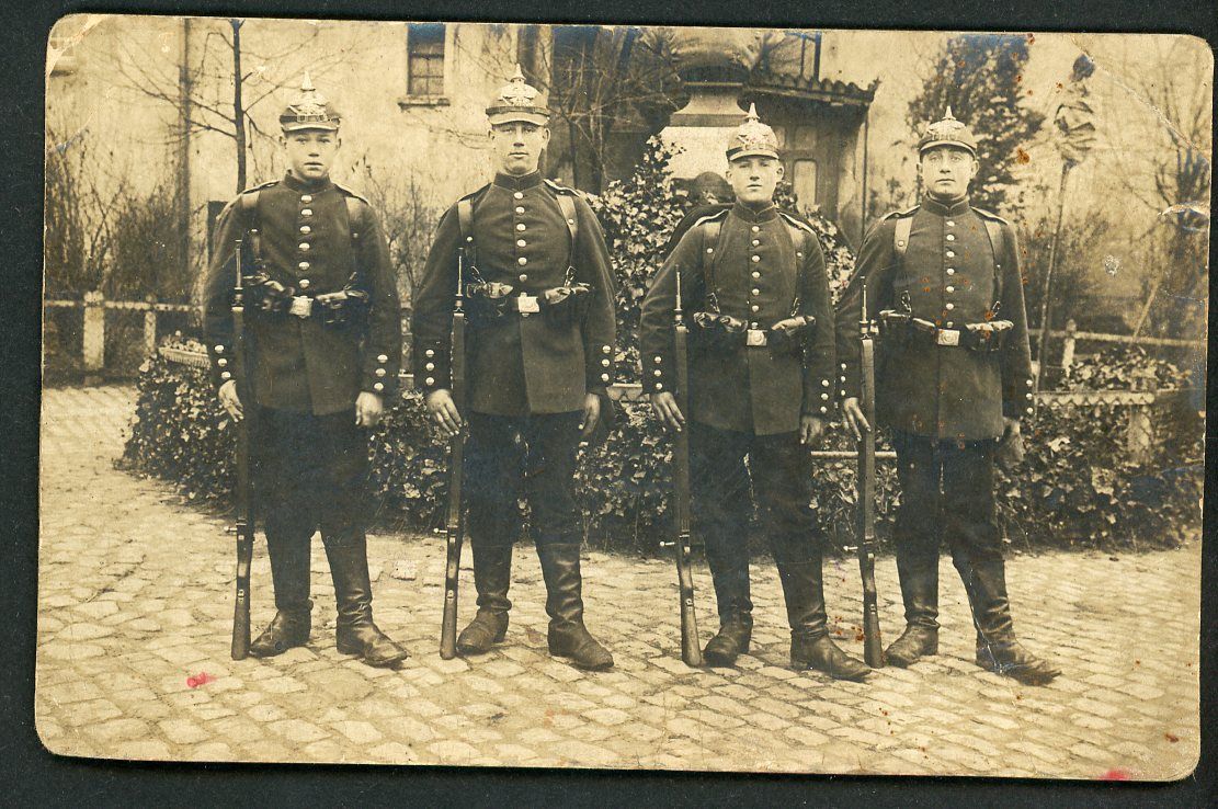 FACEBOOK AUCTION - German WW1 Photo - 4 Soldiers In Prussian Pickelhaube Spike Helmets, Mauser G98 Rifles, December 1916