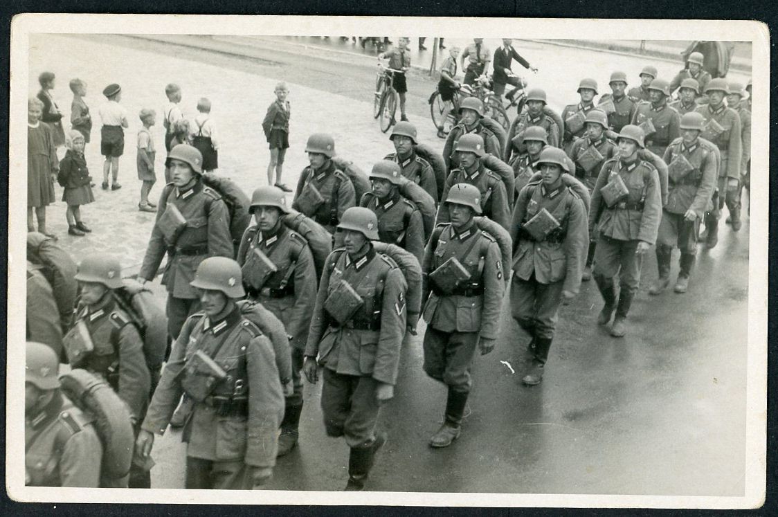 FACEBOOK AUCTION - German WW2 Photo - Wehrmacht Troops In Helmets Marching In Hannover 1940 As Curious Boys &amp; Girls Stop And Watch