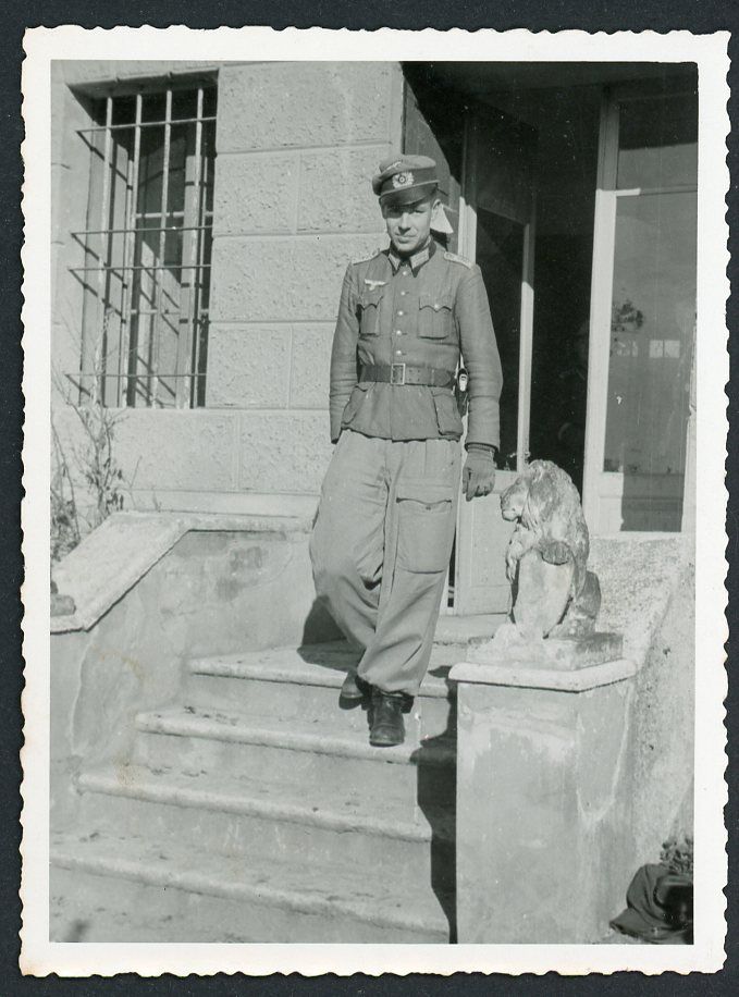 FACEBOOK AUCTION - German WW2 Photo Army Officer Wearing Luftwaffe Ramcke Paratrooper Style Tropical Trousers, Pistol Holster, Crusher Visor Cap Worn At Angle, Great Pic!
