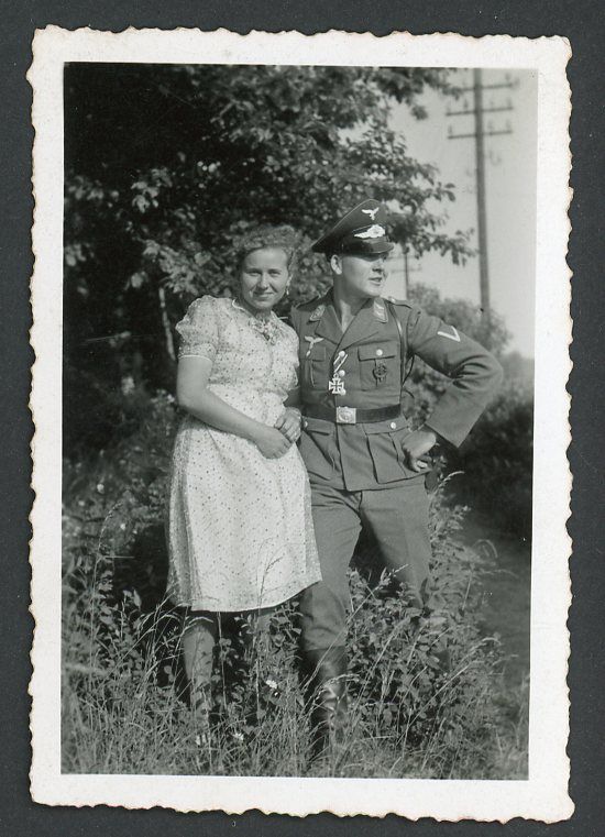 FACEBOOK AUCTION - Excellent German WW2 Photo - Luftwaffe Soldier Wears Newly Awarded Iron Cross 2nd Class Medal Posing With His Cute Fraulein!