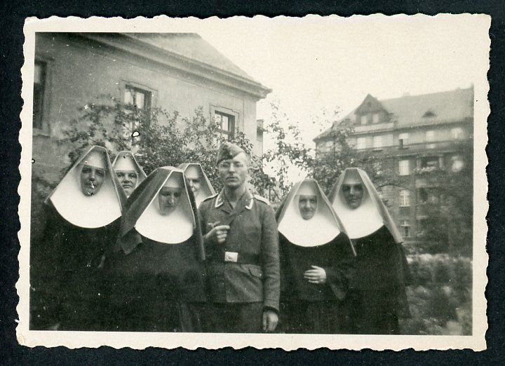 FACEBOOK AUCTION - German WW2 Photo - Young Luftwaffe NCO Poses With Half A Dozen Nuns