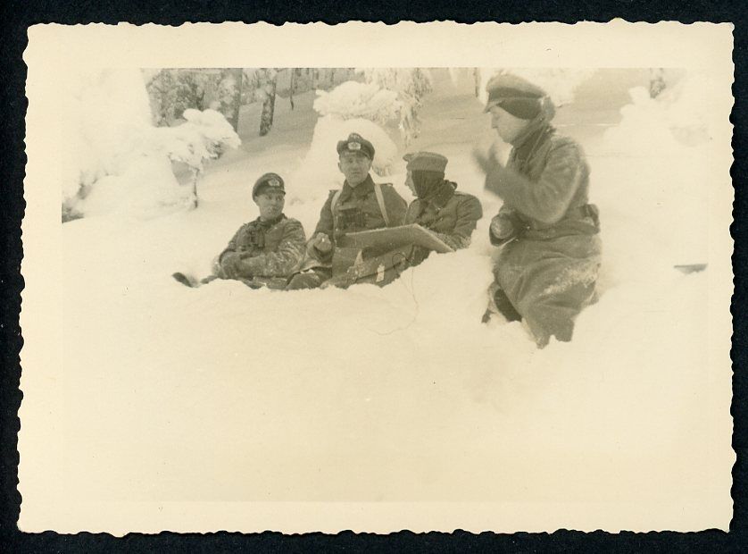 FACEBOOK AUCTION - German WW2 Photo - Wehrmacht Officers Plot Battle Plans In Waist Deep Snow