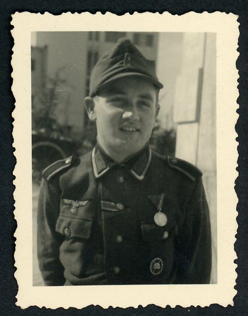 Z FACEBOOK AUCTION - German WW2 Photo - Army NCO w/ Tarnished Black Wound Badge + Austrian Medal &amp; Ribbon + M43 Field Hat