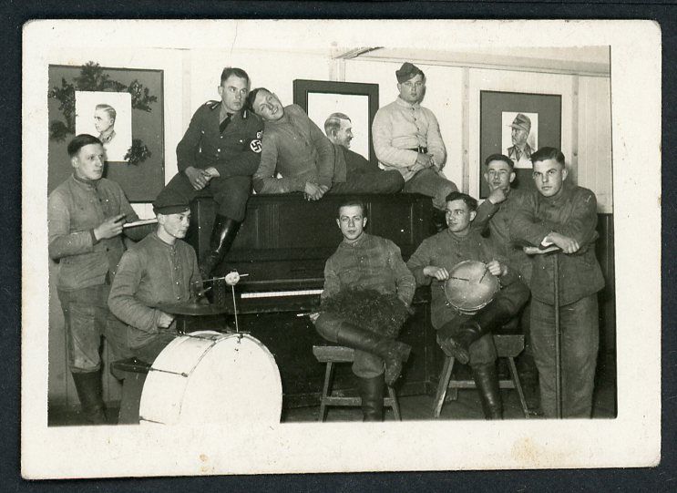 FACEBOOK AUCTION - German WW2 Photo RAD Troops Pose w/ Portraits of Horst Wessel, Adolf H!tler, RAD Leader Hierl