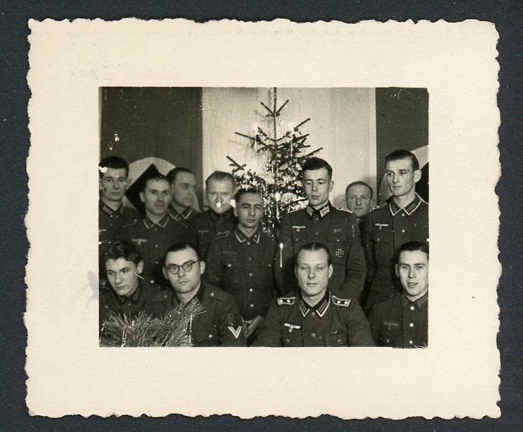 German WW2 Photo - Wehrmacht Officer EK1, NCOs &amp; Troops Pose With Christmas Tree + Partei Banner Flags