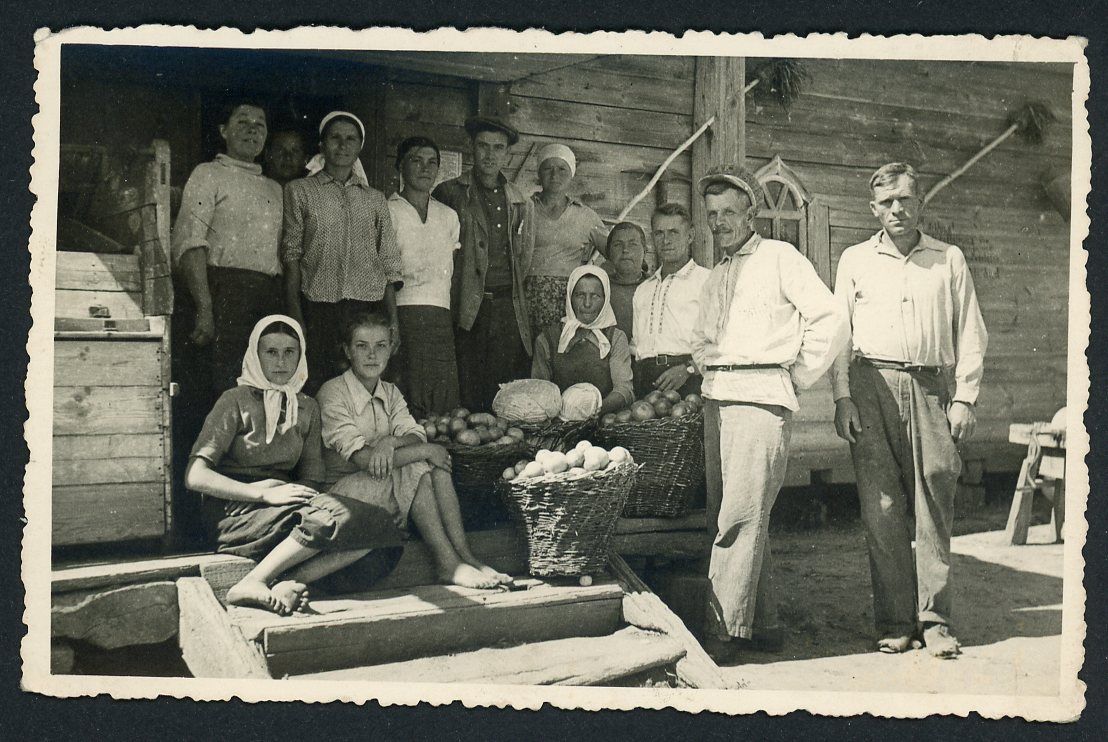 German WW2 Photo - Family of Eastern Front Peasant Farmers Posing With their Baskets Full of Vegetables