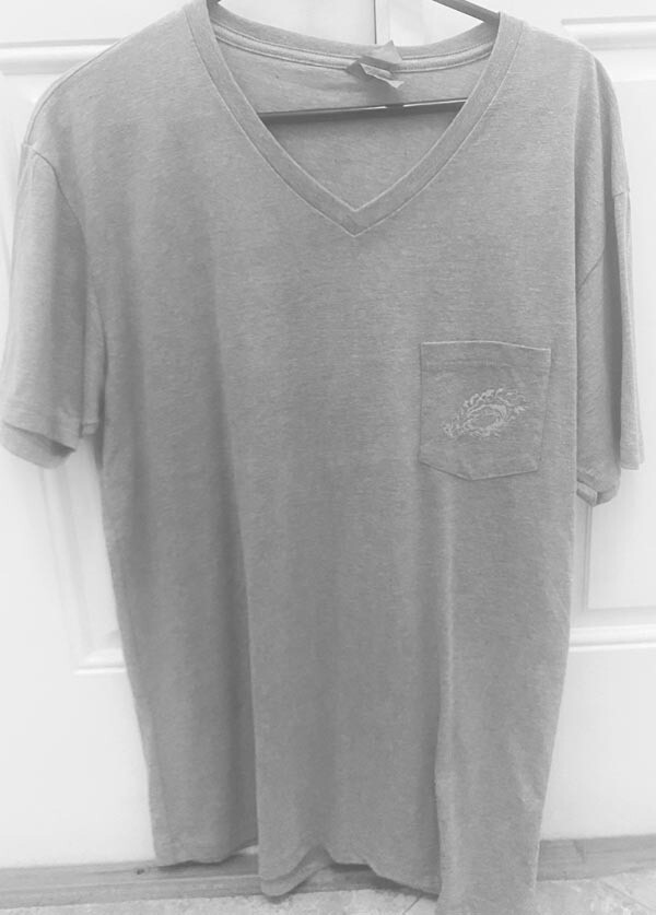 Men's pocket t shirt crew neck in ash grey pocket with silver Wave art, size: xxlarge