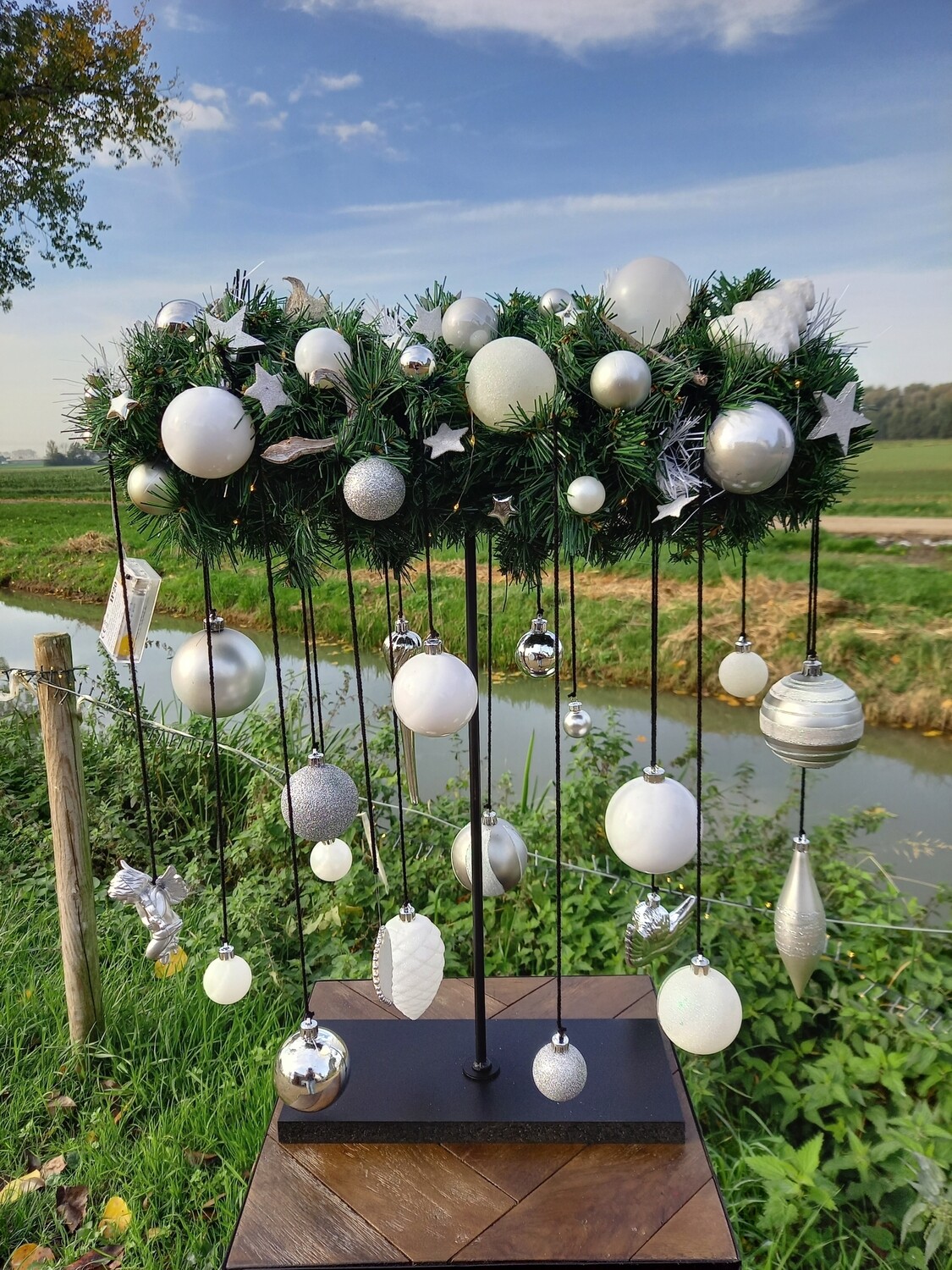 Kerst stuk op voet wit - zilver