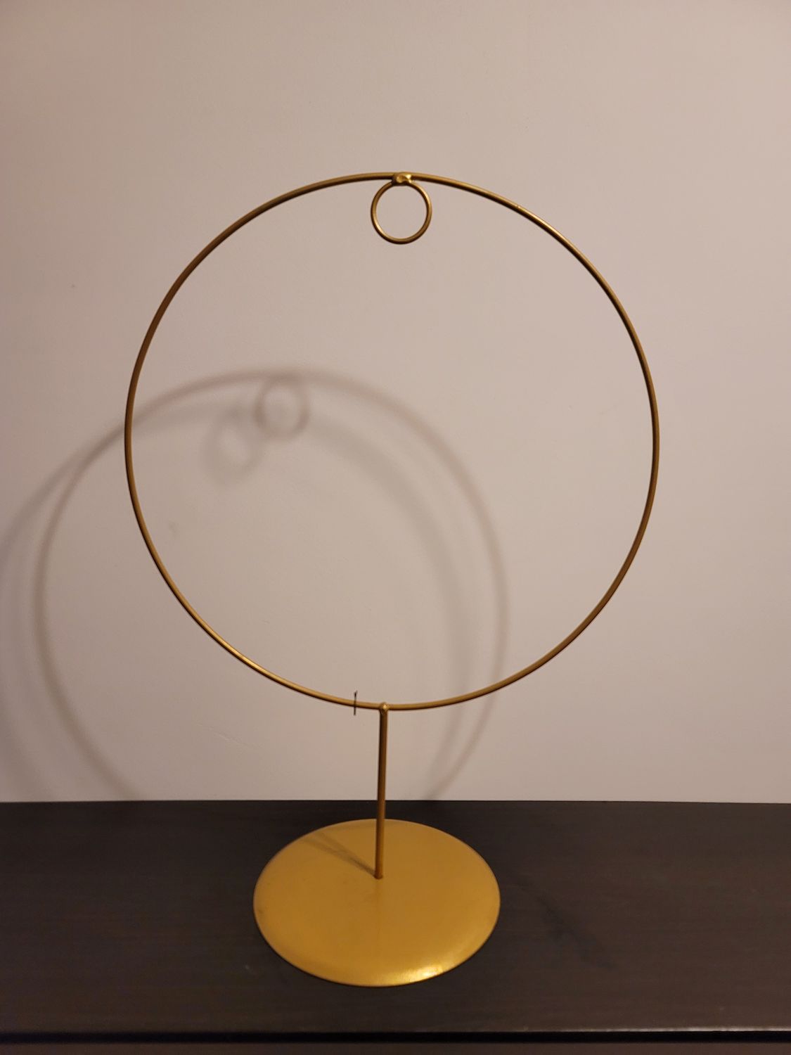 Gouden cirkel op voet