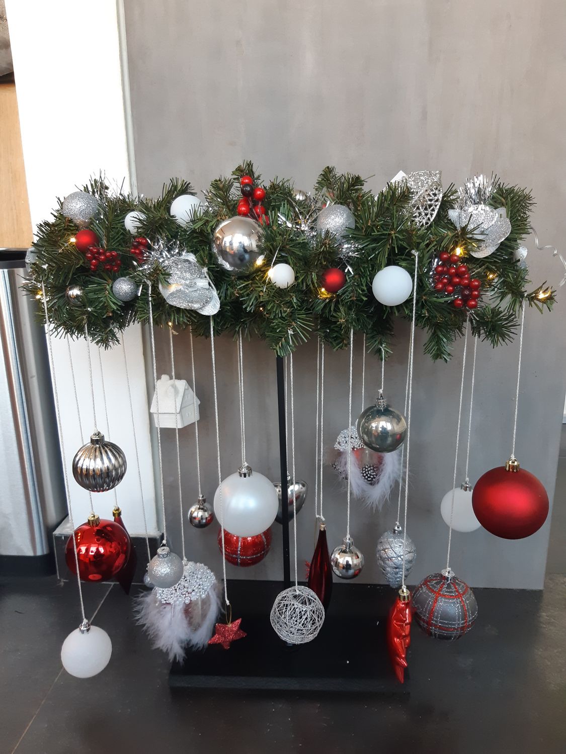 Kerst stuk op voet Rood - Wit