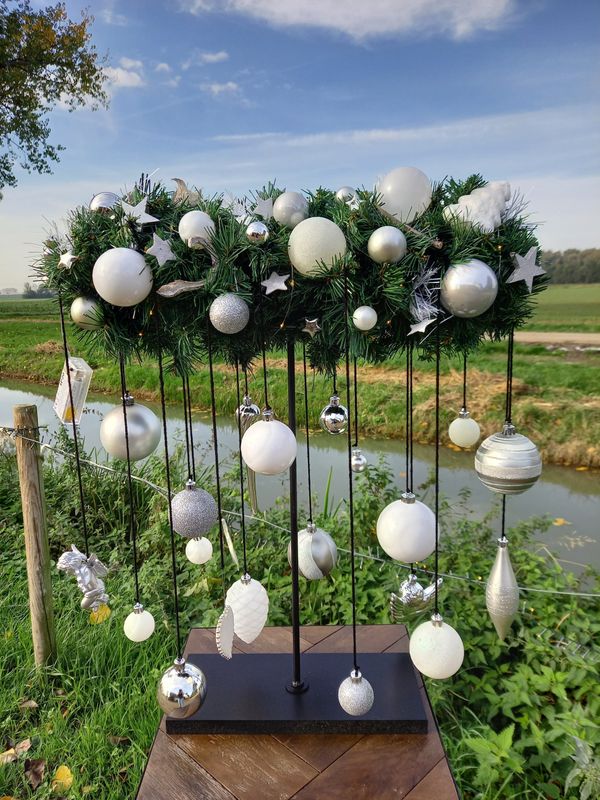 Diy kerst stuk op voet met hangers en verlichting