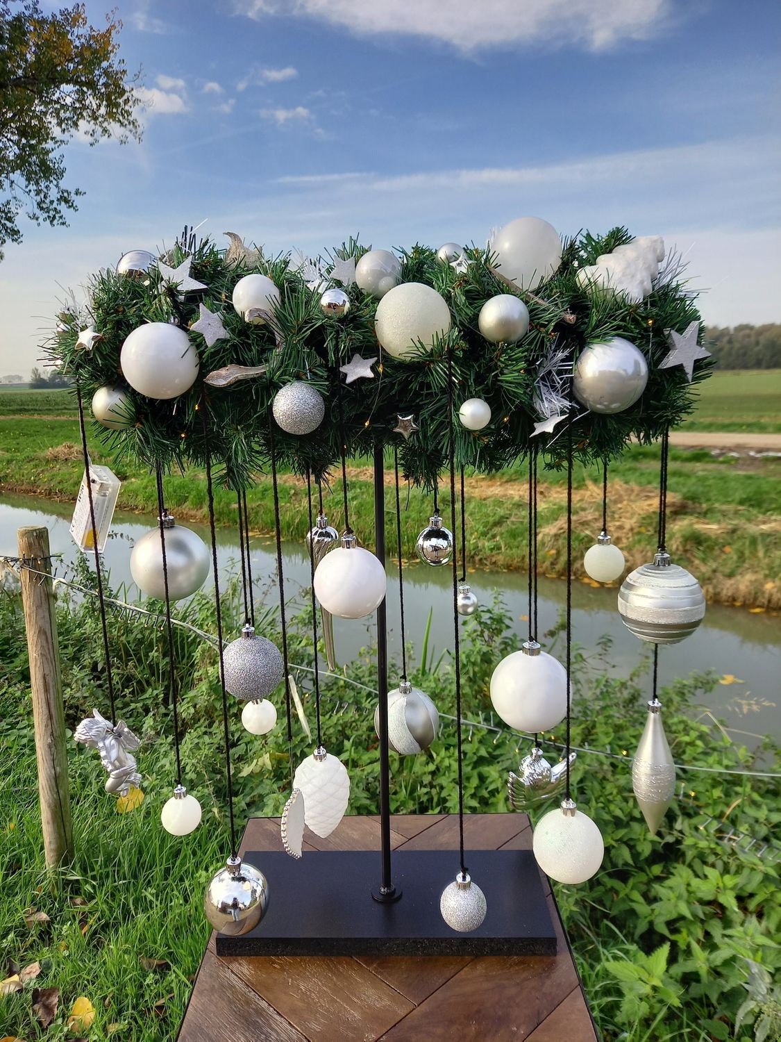 Diy kerst stuk op voet met hangers en verlichting