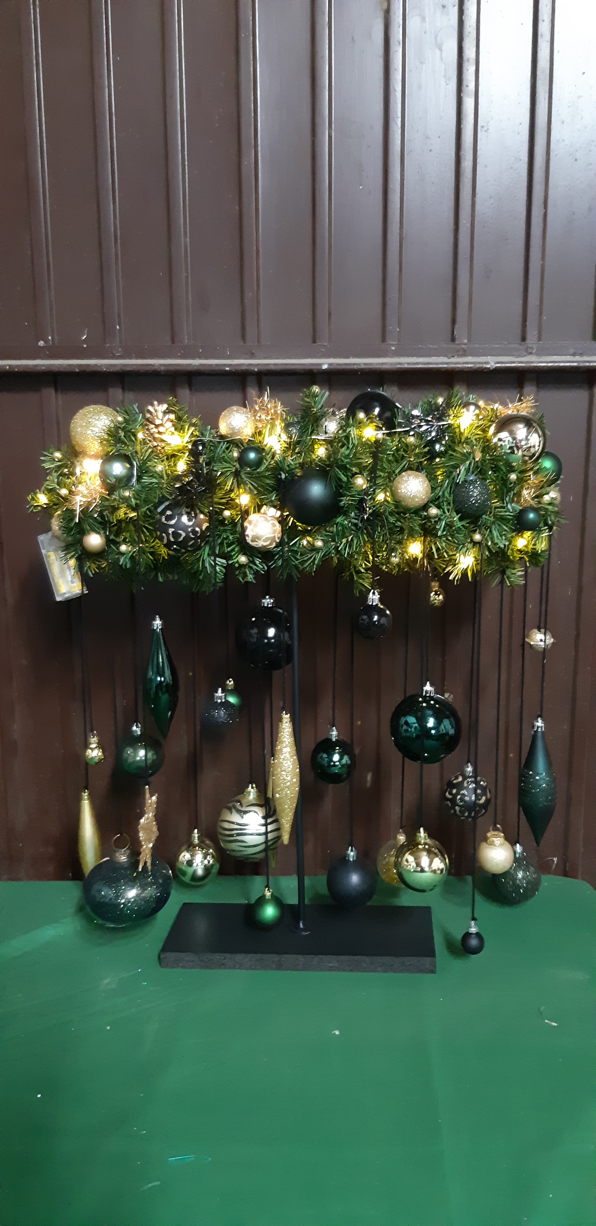 Diy kerst stuk op voet met hangers en verlichting